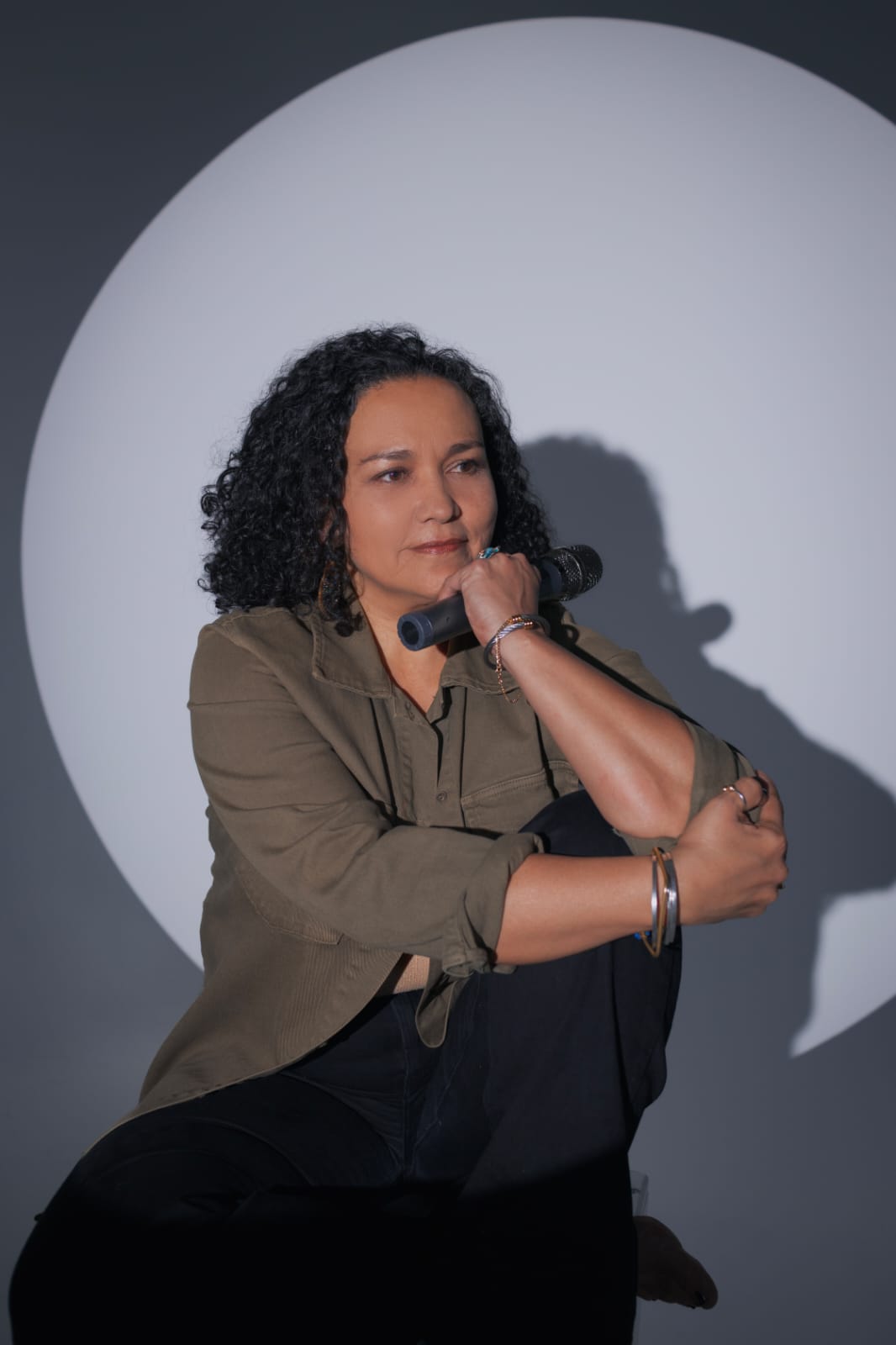 Beatriz con su micrófono